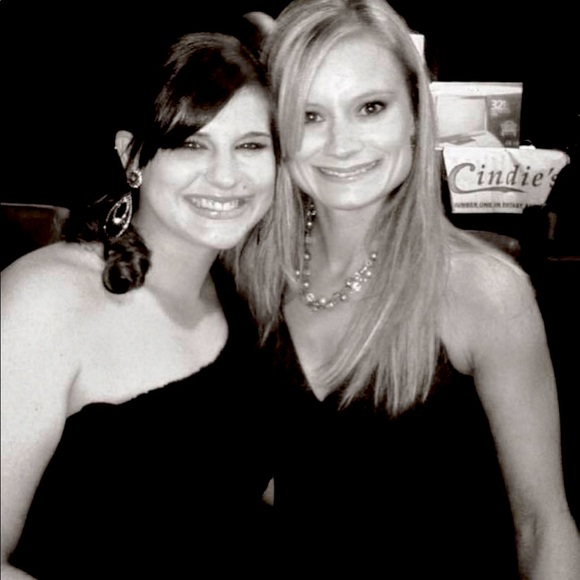 Meet your Poshers, Jennifer & Serena - Picture 5 of 5